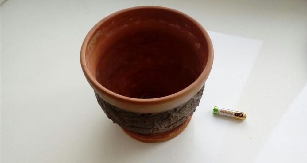 Горшки цветочные.