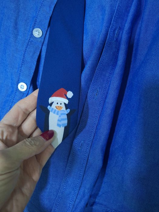 Официален къс панталони и риза с папионка, риза с коледна вратовъзка