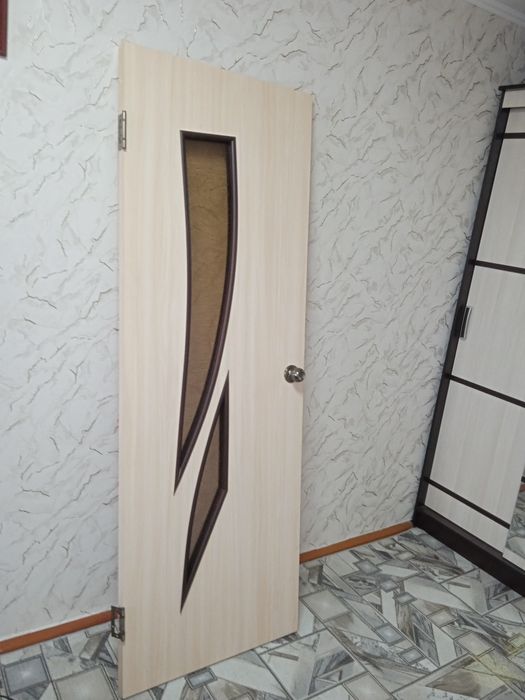 Дверь бежевая б/у..