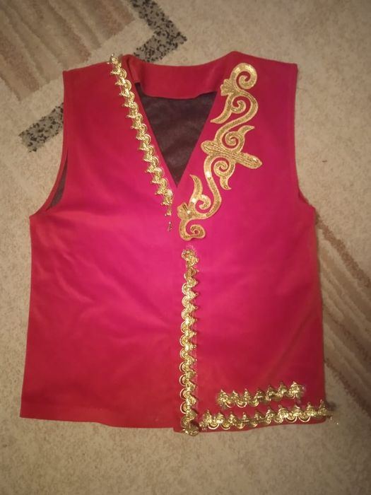 Продам жилет,джинсы,джинцовку