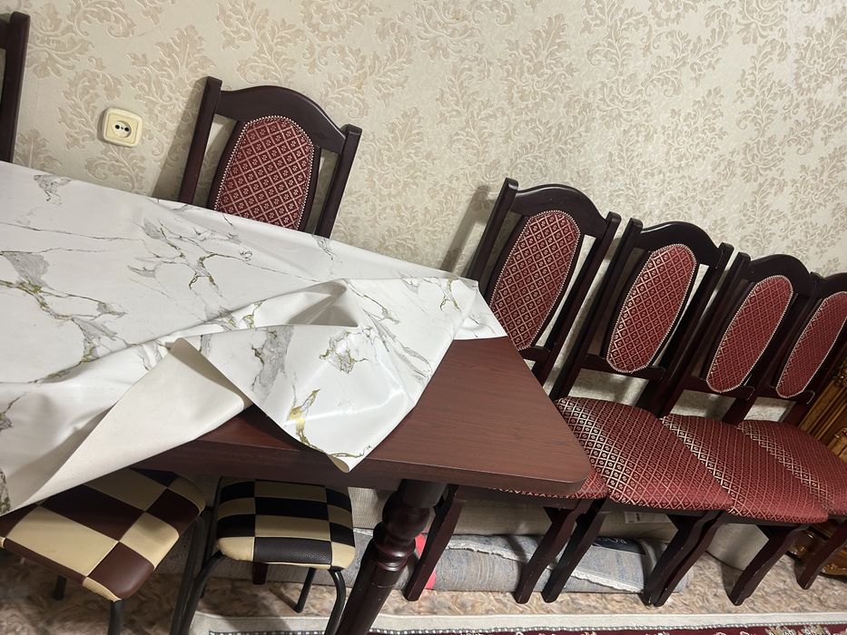 Гостиный стол с 6 стульями