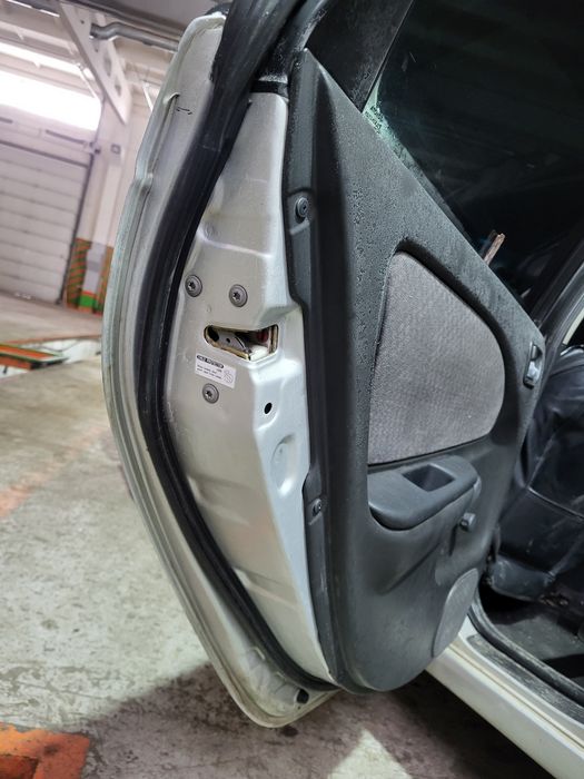 Тойота Авенсис 2001 год