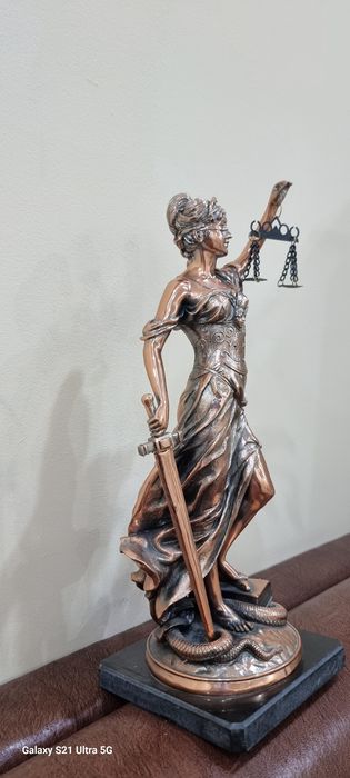 Статуэтка Фемида