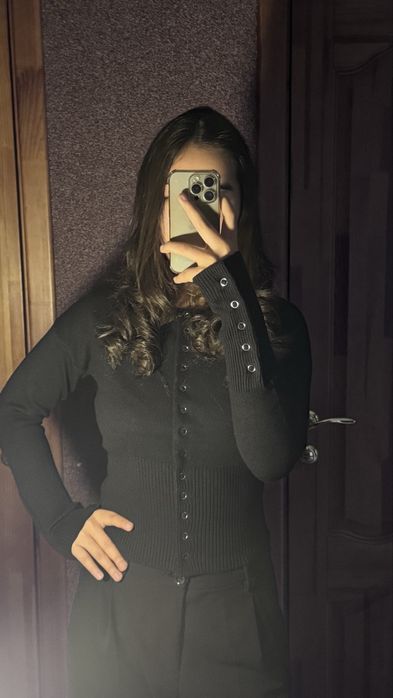 Черная кофта с застежками