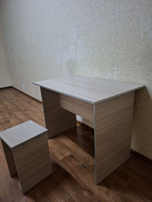 Стол с табуреткой