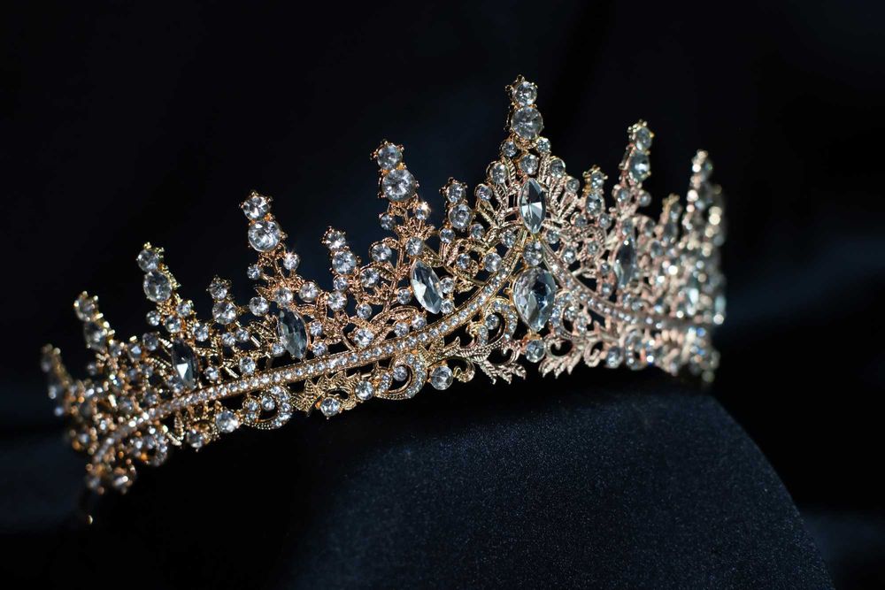 Диадема, корона с белыми кристаллами, золотистая. Доставка включена.