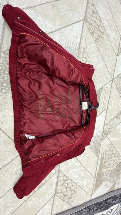 Продается женская куртка в красном цвете