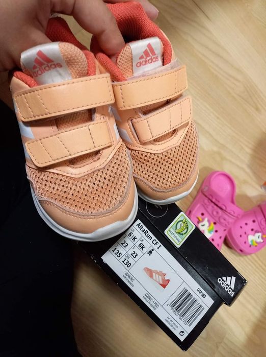 Обувки за госпожица Найк и Адидас
