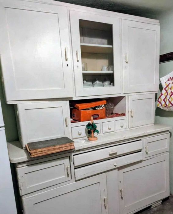 Dulap cu vitrina, mobilier de bucătărie vintage,lemn masiv, unicat