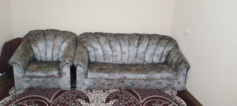 Диван, 2 та креслоси билан. Матраси калин, бакувват.  Сифати яхши.