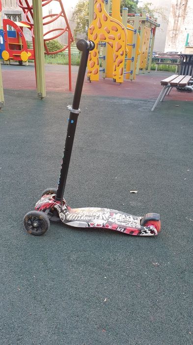 Детский самокат , очень прочный.