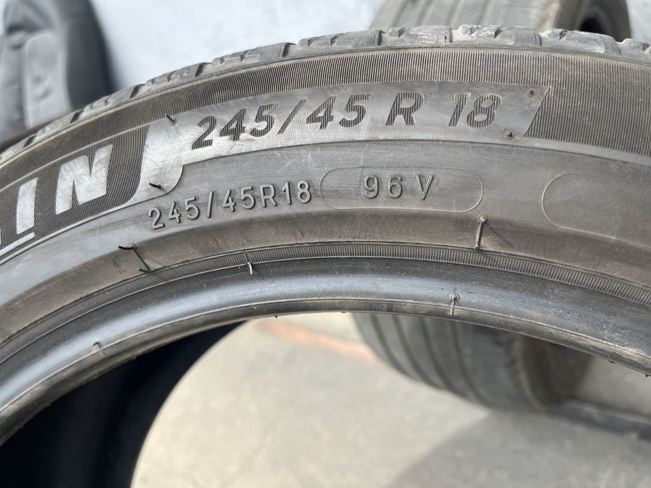 2 бр. всесезонни гуми 245/45/18 Michelin DOT  2923 3,5 mm