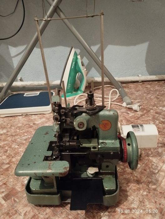 Продам оверлок машину