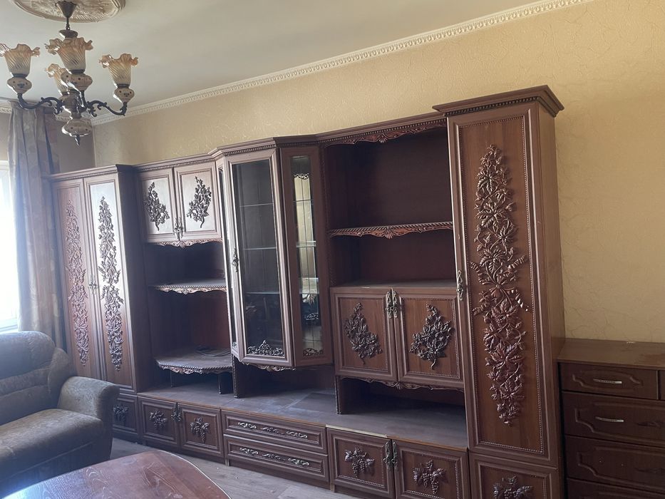 Продам стенку с художественной ресьбой.
