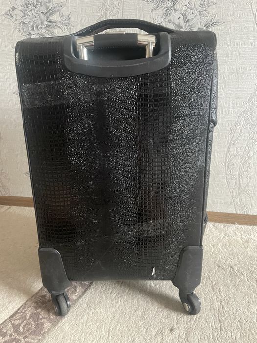 чемодан черного цвета