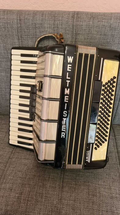 Акордеон Weltmeister 80 баса