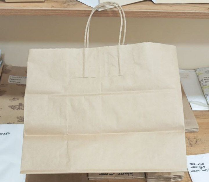 КРАФТ и Белий .ПАКЕТ с ручками — в двух стилях: крафт и белый.
П