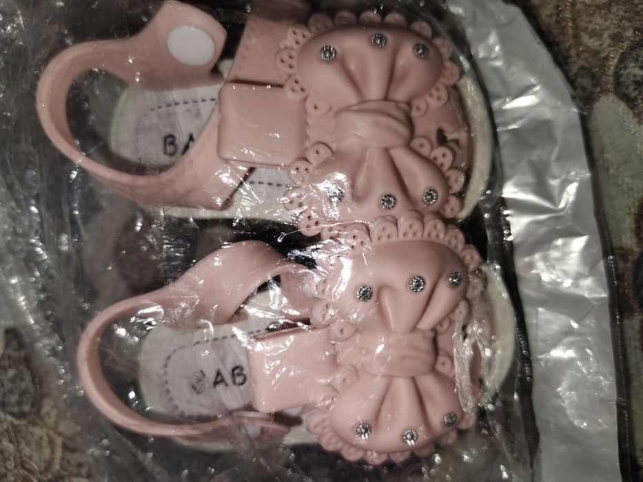 Продам 3 пары сандалей  на самых маленьких девочек