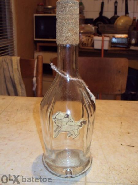 Бутилки с дървени фигури