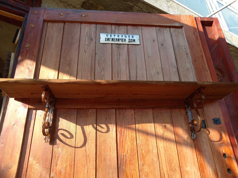 Рафт от ковано желязо и дърво