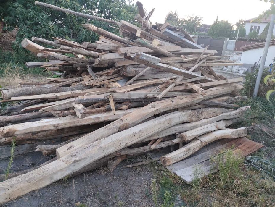 Продавам дъски и греди от стар покрив