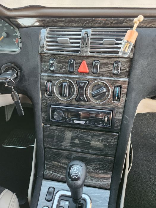 Машина  Mercedes-Benz W210