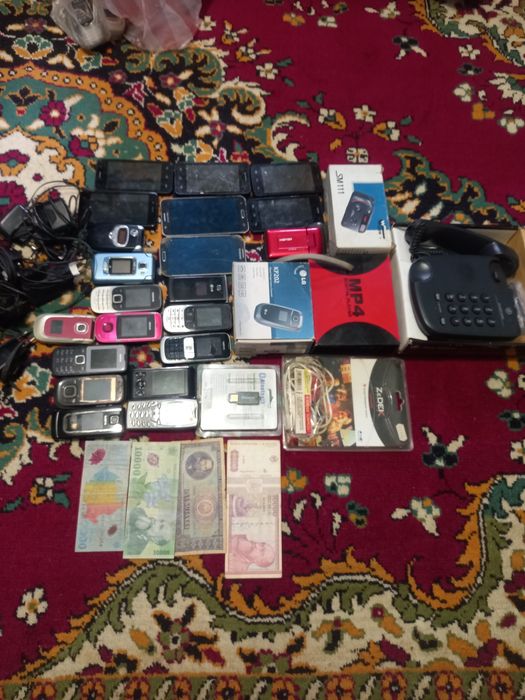 Telefoane vechi, aparate foto și bancnote vechi