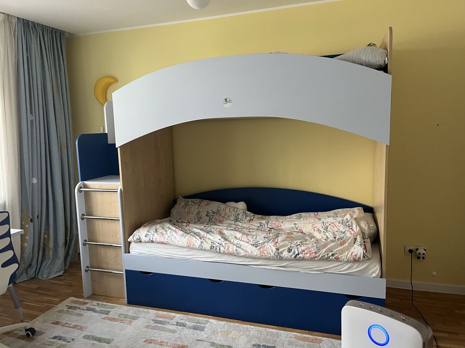 Двуетажно легло с гардеробче, чекмеджета и матраци 82/200