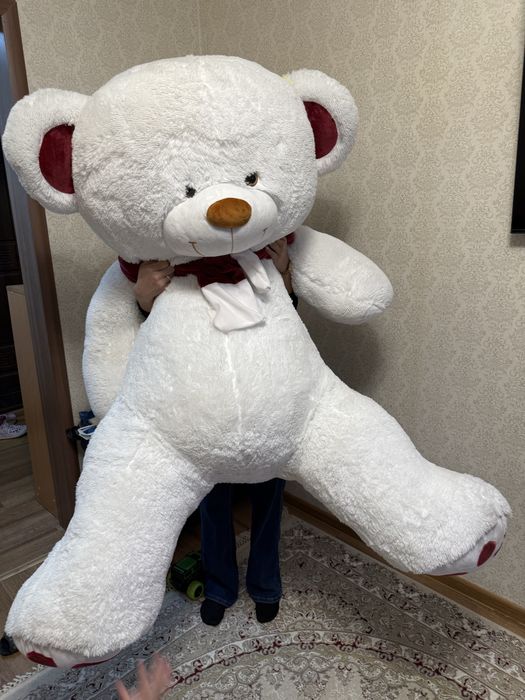 Плюшевый белый медведь