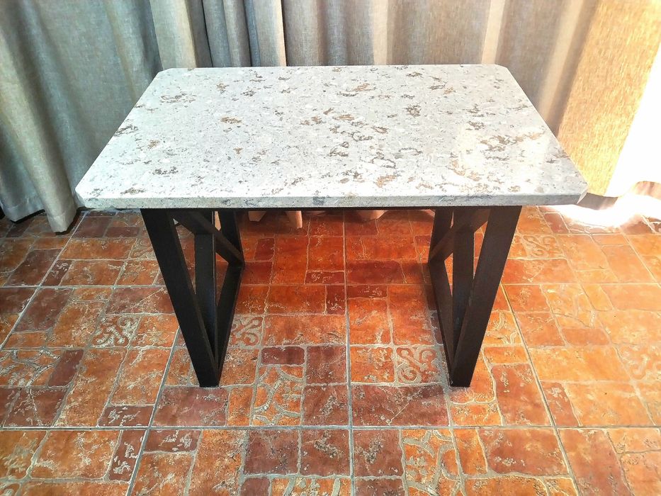 Столик  лофт с кварцевой столешницей