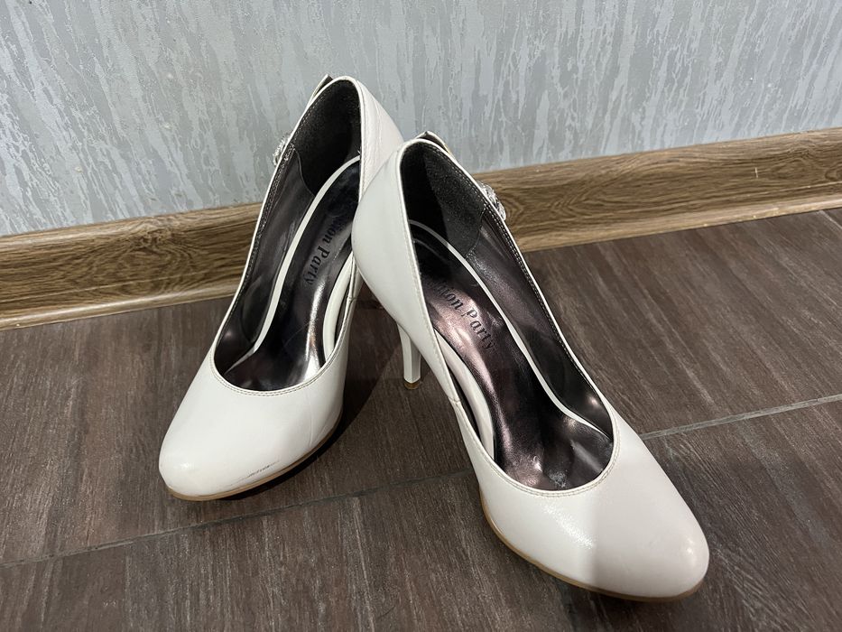 Продам белые туфли