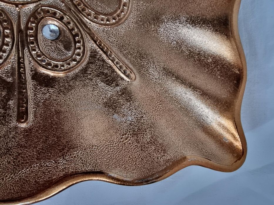 Decor masa auriu cu pietre