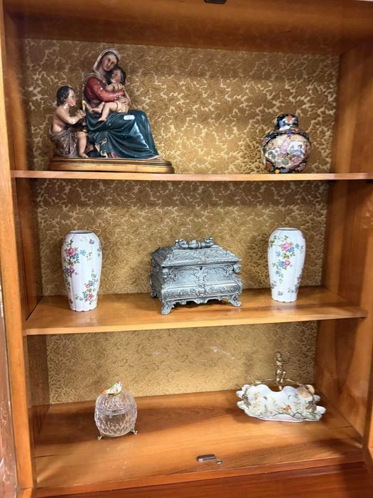 vitrina din lemn cu intarsie si ornamente din bronz