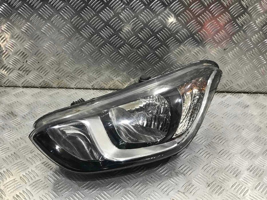 Ляв фар Hyundai i20 2012г. (счупени щипки)