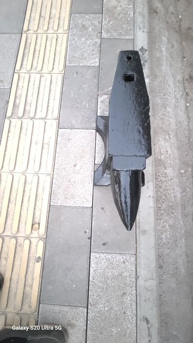 Наковальней метал