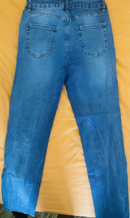 Blugi noi cu eticheta