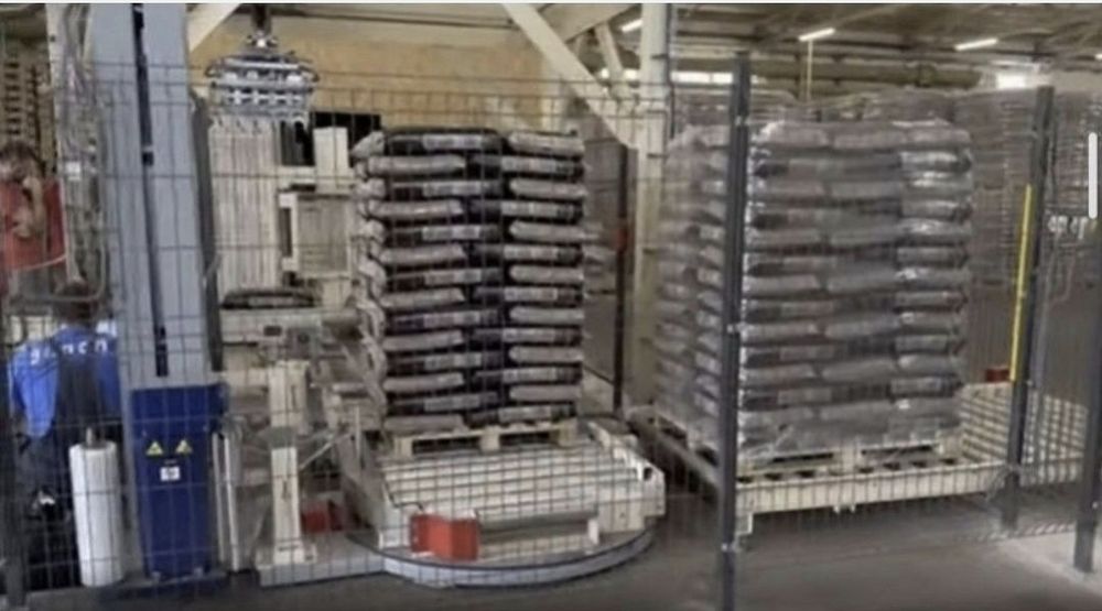 Robot stivuit saci infoliatoare paleți furaje