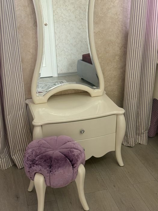 Зеркало с туалетным столиком + пуфик