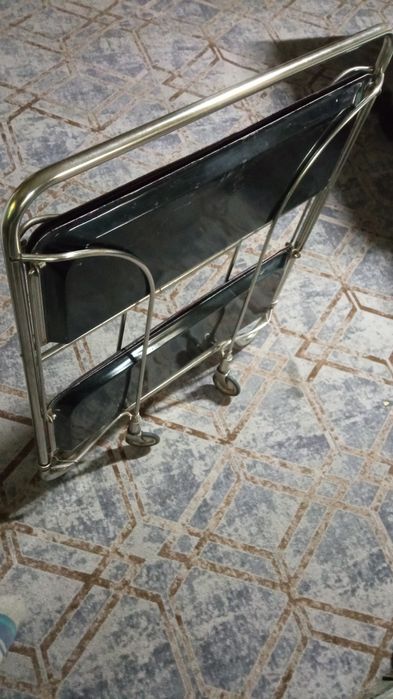 Продам сервировочную тележку