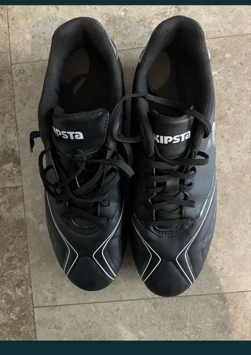 Vand adidasi pentru sintetic.