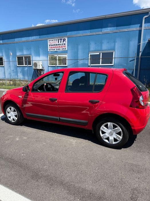 Dacia sandero roșu