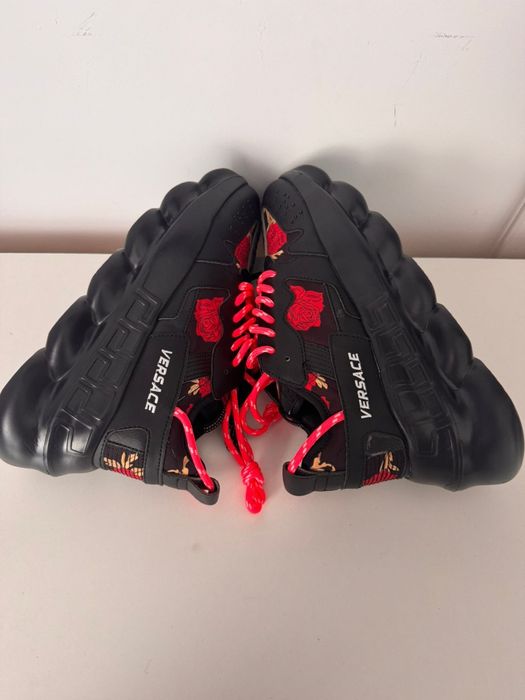 Versace  chain reaction