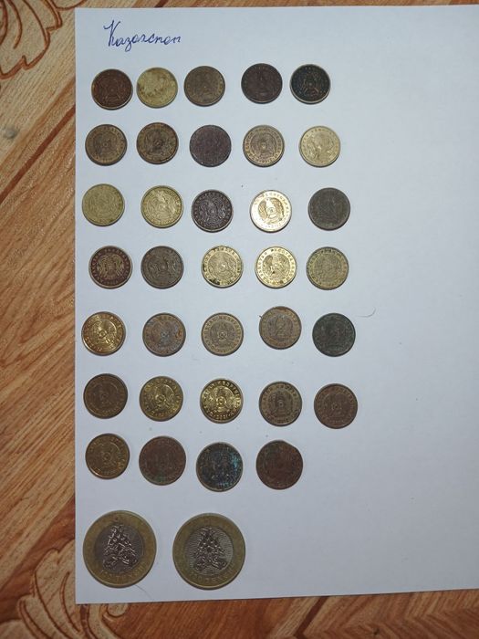 Разно образные монеты.