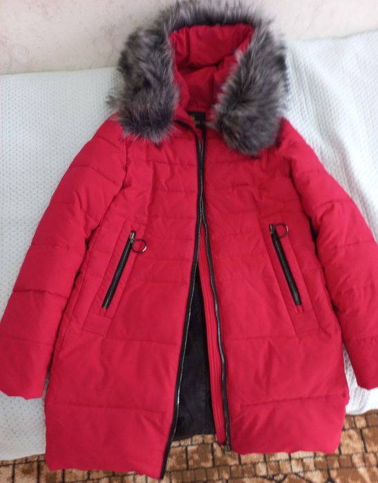 Женская куртка тёплая, в хорошем состоянии.