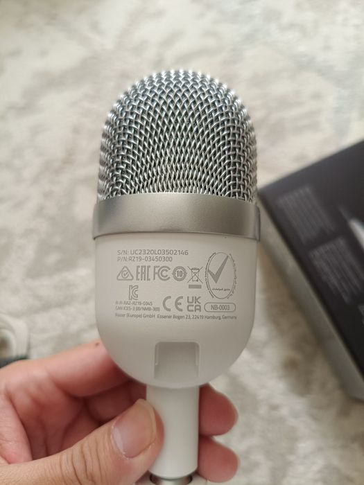 Продам микрофон Razer Seiren mini белый