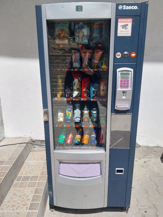 Продавам хладилна вендинг машина саеко за снаксове и напитки
