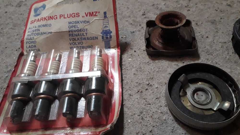 Свещи и Части за автомобили. Свещи плюс 3 броя капачки.