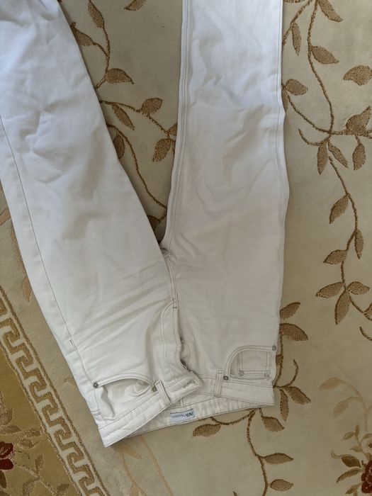 Белые джинсы Zara