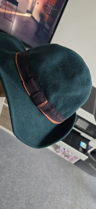 Зимна вълнена тъмно зелена дамска шапка.