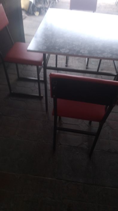 Продаётся стол и стуля